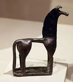 Statueta unui cal; 750-700 î.Hr.; bronz; per ansamblu: 11,5 x 10 x 2,6&nbsp;cm; Muzeul de Artă din Cleveland (Cleveland, Ohio, US)