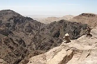 Stânci de lângă Petra. Vedere peste Wadi Arabah