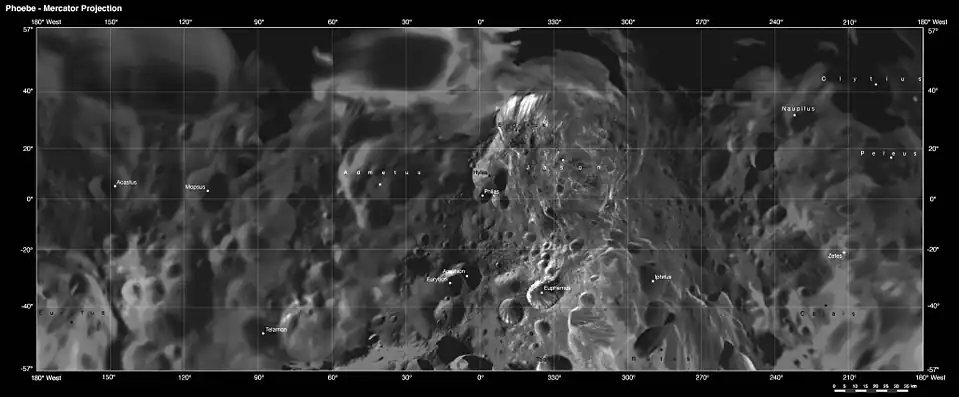 Harta latitudinilor mijlocii ale lui Phoebe. Latitudinile mai mari au fost tăiate de pe harta principală, dar pot fi văzute în proiecțiile polare.