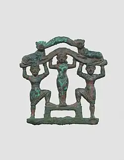 Placă cu un nud feminin între doi bărbați cu bărbi care poartă kilturi; circa 2000-1600 BC; bronz; 9,7 x 9,7&nbsp;cm; Muzeul Metropolitan de Artă