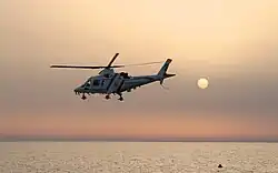 Helicopter al Poliției din Dubai zburând la apus