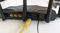 În cazul conectării prin cablu Ethernet, acesta se introduce în portul WAN, care are conector RJ-45 și de obicei e marcat separat. În cazul de față portul WAN e albastru iar porturile RJ45 galbene sunt pentru conectarea calculatoarelor care vor avea acces la internet.