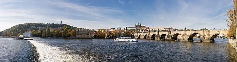 Râul Vltava curgând pe sub Podul Carol din Praga