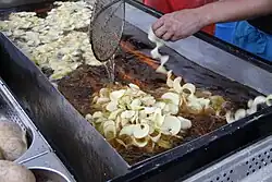 Feliile sunt prăjite în ulei încins