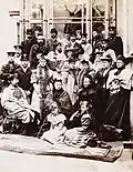Fotografie de la căsătoria surorii sale, Victoria-Melita, Coburg, 1894. Sunt prezenți Regina Victoria și împăratul Wilhelm al II-lea