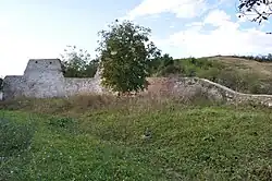 Porțiune din zidul de incintă a bisericii evanghelice fortificate din  Cenade