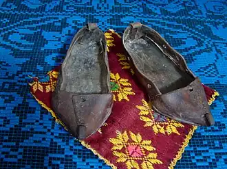 Opinci din piele de porc