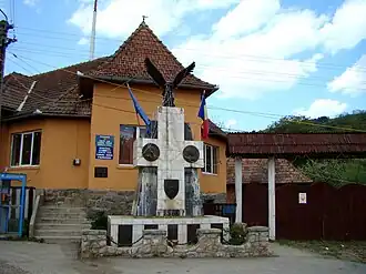 Primăria şi monumentul eroilor