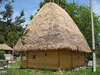 Casă tradiţională, vedere laterală