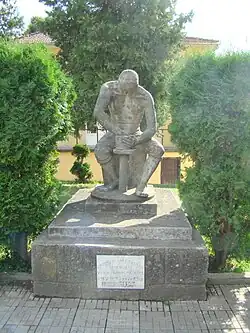 Statuia olarului din centrul comunei