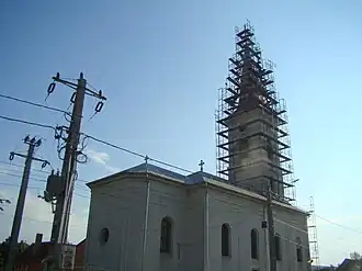 Biserica (construită în 1882, în reparații la momentul respectiv)