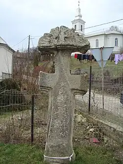 Cruce veche de piatră în satul Ilișua