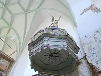 Coronamentul amvonului