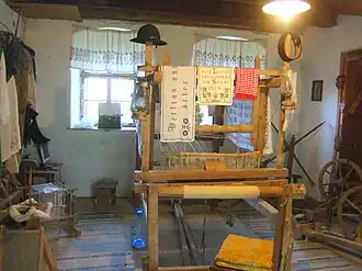 Exponate din muzeul amenajat într-o încăpere anexă