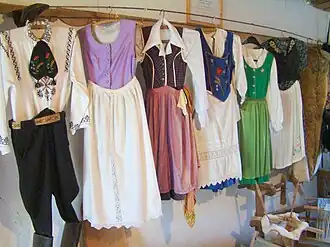 Exponate din muzeul amenajat într-o încăpere anexă