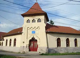 Fosta școală românească, în prezent şcoală primară, datare 1936 (monument istoric)