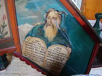 Amvonul pictat din 1719 (figura lui Moise pictată pe parapetul scării)