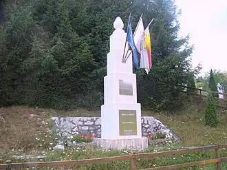 Monumentul care marchează intrarea în localitate