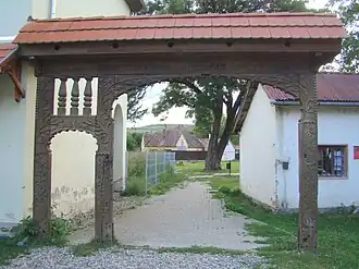 Poarta de lemn a școlii