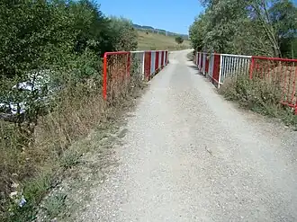 Podul peste râul Cușmed; mașinile mari trec prin albia râului