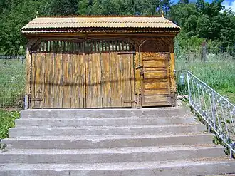 Poarta de lemn a cimitirului