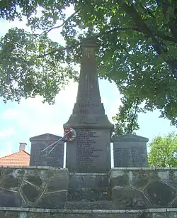 Monumentul eroilor din parcul comunei