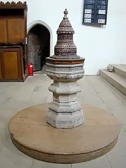 Cristelnița din secolul al XVI-lea, cu piciorul lucrat din gresie