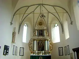 Altarul baroc a fost ridicat în 1735, tabloul principal, pictat în 1820, este flancat de coloane corintice