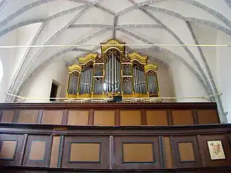 În secolul al XVIII-lea, pe trei laturi ale sălii au fost construite balcoane, pe cel vestic fiind amplasată orga