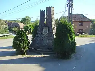 Monumentul din centrul satului