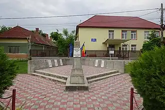 Școala și monumentul eroilor