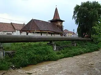Biserica de lemn și râul Sadu