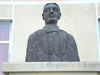 Bustul învățătorului Vasile Iluțiu