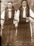 Prience în costume populare (Surorile Maria şi Florica N)