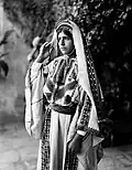 Tânără din Ramallah purtând acoperământ de zestre, cca. 1898–1914