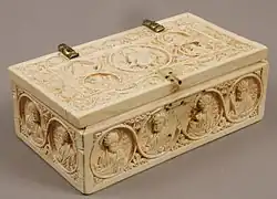 Cufăr mic religioas bizantin arhanghelii și cei doisprezece apostoli; 950-1000; fildeș cu balamale din aliaj de cupru aurit; per total (cu balamale): 7,1 x 18,3 x 10,8 cm; Muzeul Metropolitan de Artă (New York City)