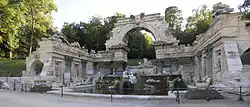 Ruinele romane fake din grădinile Palatului Schönbrunn (Austria), construite în 1778 și bazate pe reprezentările Templului lui Vespasian și Titus ale lui Giovanni Battista Piranesi