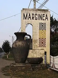 Monument la intrarea în localitate cu ceramică neagră