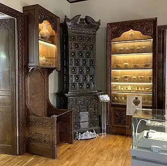 Vitrine neoromânești din Muzeul George Severeanu, București, în care e expusă ceramică antică