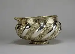 Bel de băut (endova); 1560-1577; argint arțial aurit; înălțime: 15,2&nbsp;cm, lățime: 26&nbsp;cm; Muzeul de Artă Walters (Baltimore, SUA)