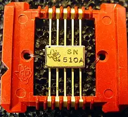 Circuitul SN510A într-o capsulă de tip 10-lead flat-pack. Circuitele integrate SN510 şi SN514 produse de Texas Instruments au fost primele circuite integrate  folosite la bodul unui satelit lansat în data de 27 noiembrie 1963.