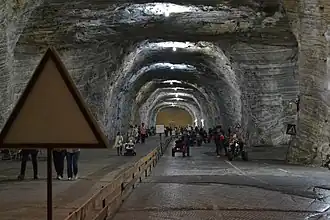 Baza sportivă (în față sala de spectacole „Florin Piersic”)