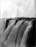 Cascada principală văzută de pe insula Livingstone