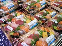 Nigirizushi de vânzare la un supermarket din Tokyo