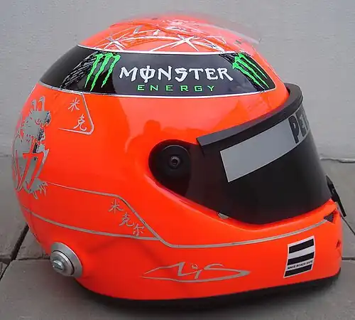 Cască Schuberth pentru sezonul 2011 (Mercedes GP); Schumacher a continuat să folosească o cască de culoare roșie și la „Săgețile de argint”. Ilustrația dragonului chinezesc și un caracter chinezesc (力, care înseamnă „putere”) sunt inscripționate pe partea din spate a căștii.