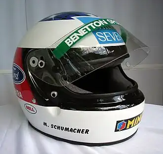 Casca pentru sezonul 1994 (Benetton); Schumacher a folosit casca Bell Sports timp de nouă ani în Formula 1, de la Marele Premiu al Canadei din 1992 până la Marele Premiu al Australiei din 2001.
