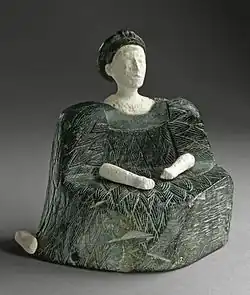 Figurină feminină de tipul „prințesă bactriană”; 2500–1500 î.Hr.; clorit (rochia și acoperământul de pe cap) și calcar (capul, mâinile și un picior); înălțime: 13,33&nbsp;cm; Muzeul de Artă al Comitatului Los Angeles (SUA)