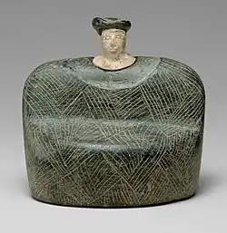 Statută feminină, un exemplu de „prințesă bactriană”; mileniul al III-lea târziu-mileniul al II-lea timpuriu î.Hr.; steatit sau clorit și alabastru; 9 × 9,4 cm; Muzeul Metropolitan de Artă (New York City)