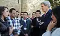 John Kerry printre studenți palestinieni.