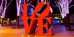 Love; de Robert Indiana; 1966; aluminiu vopsit; înălțime: 1,7 m; Shinjuku (Tokyo, Japonia)